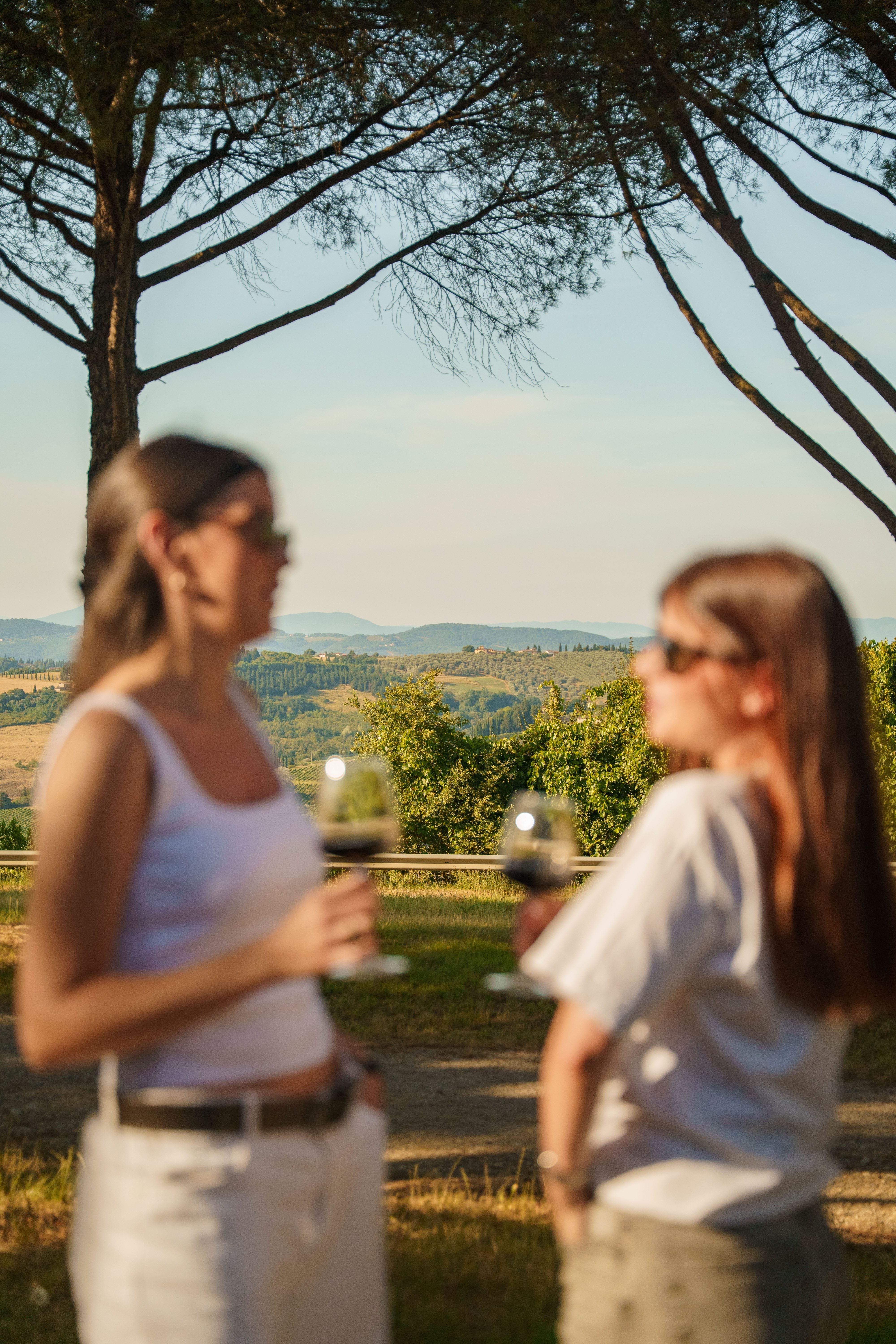Esterno dell'Enoteca I Lecci con tavolini e vista sul paesaggio