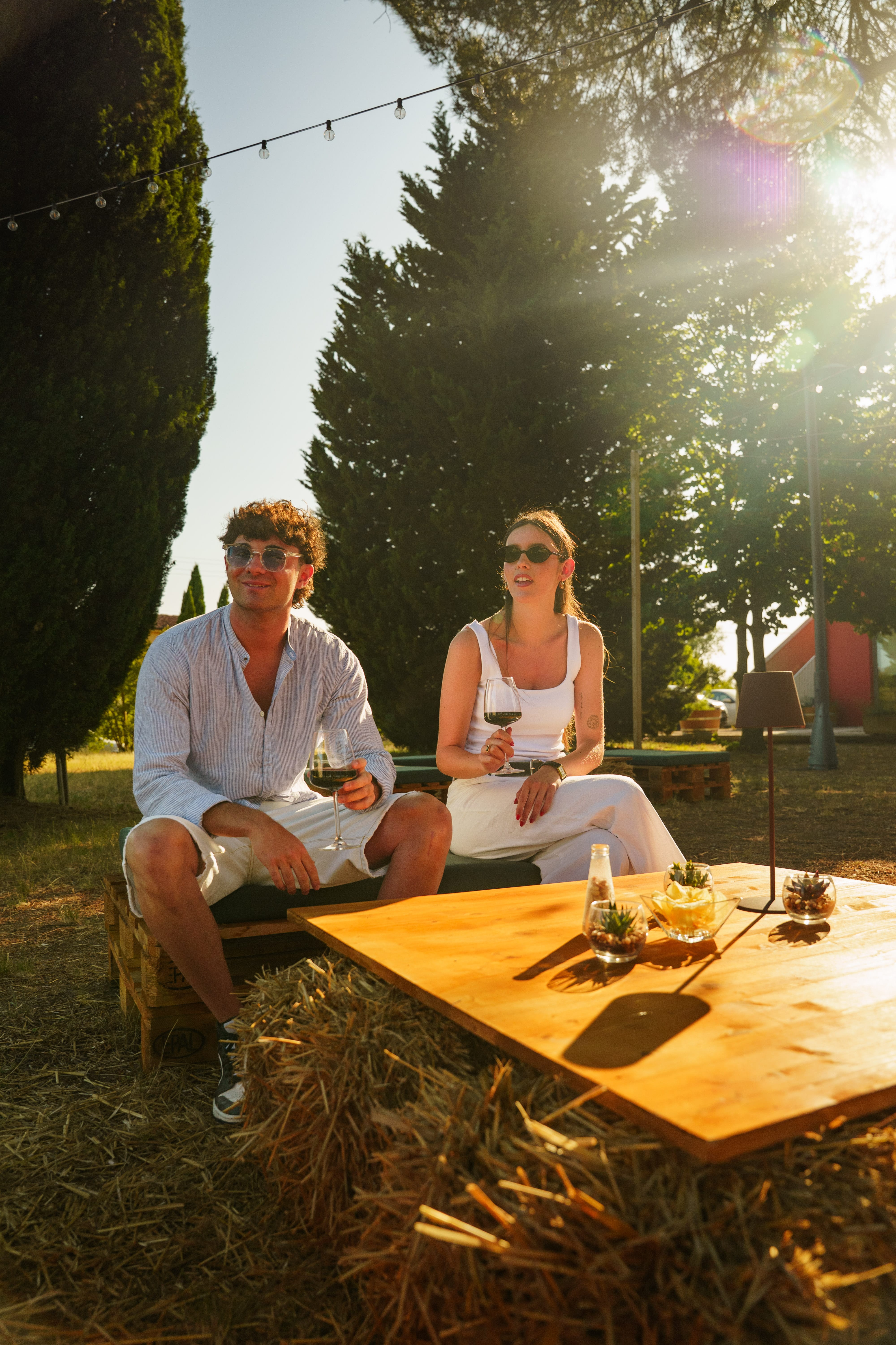 Coppia in relax al tramonto toscano — Enoteca I Lecci
