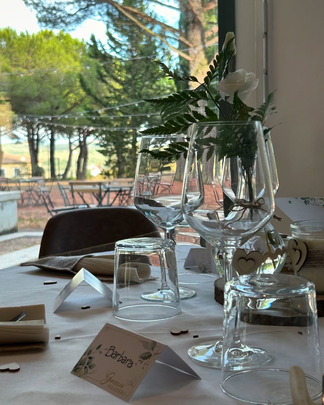 Tavola apparecchiata per evento privato — Enoteca I Lecci