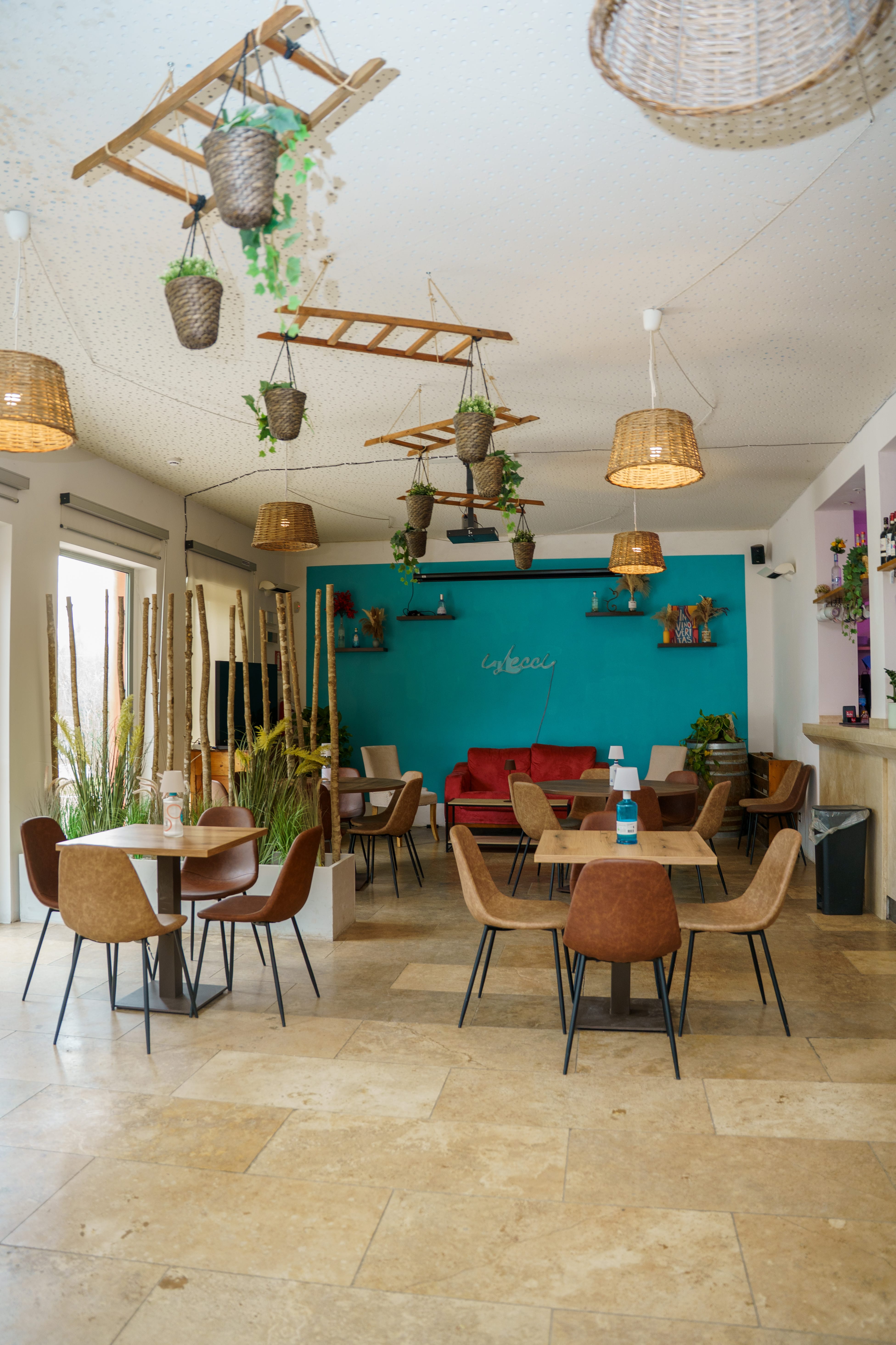 Interni di Enoteca I Lecci — tavoli e atmosfera calda