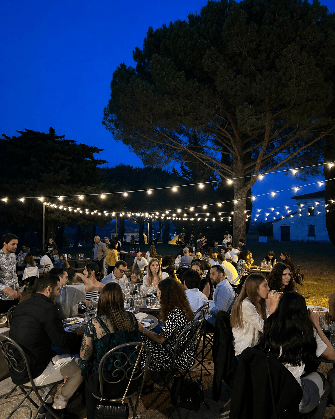 Cena serale all'aperto con luci festoon — Enoteca I Lecci